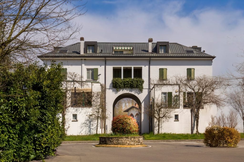 elegant-european-villa-with-arched-entrance-31360094 elegant-european-villa-with-arched-entrance-31360094